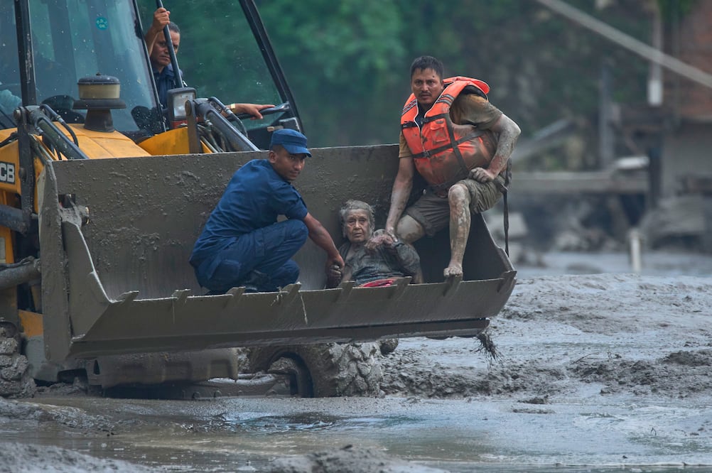 Nepal queda sepultado por agua y lodo: “Nunca había visto algo igual” VIDEOS. (AP Photo/Niranjan Shrestha)