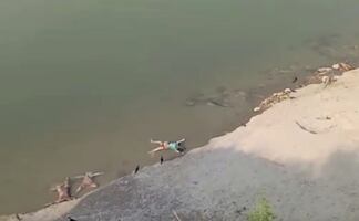 Covid. Hallan cadáveres en el río Ganges en India