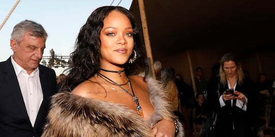 Rihanna deslumbra en Instagram con bikini en la piscina