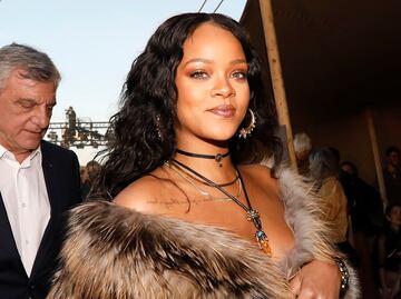 Rihanna deslumbra en Instagram con bikini en la piscina