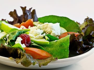 Retiran ensaladas preparadas por riesgo de contaminación por listeria