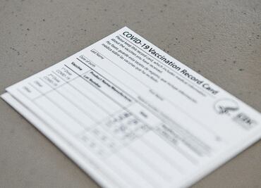 Confiscan más de 3 mil certificados falsos de vacunación procedentes de China