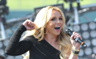 Britney Spears sorprende con look braless durante vacaciones en Hawái