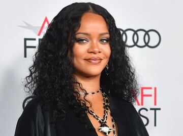 Rihanna presume silueta 'curvy' con lencería negra en sesión