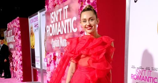 Miley Cyrus apuesta por vestido de transparencias en première