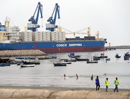 Incendio obliga a evacuar buque con 3,000 autos rumbo a México, incluidos 800 eléctricos
