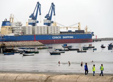 Incendio obliga a evacuar buque con 3,000 autos rumbo a México, incluidos 800 eléctricos