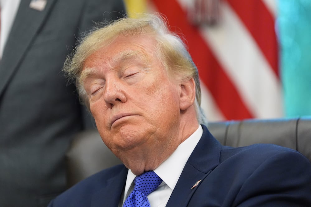 ¿Trump está enfermo? Esto se sabe tras aparecer con los ojos cerrados en la Casa Blanca. (AP Photo/Alex Brandon)