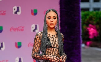 Danna Paola muestra lencería con vestido de red y domina los Premios Juventud