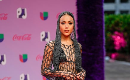 Danna Paola muestra lencería con vestido de red y domina los Premios Juventud