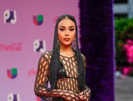 Danna Paola muestra lencería con vestido de red y domina los Premios Juventud