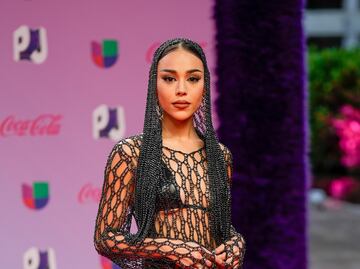 Danna Paola muestra lencería con vestido de red y domina los Premios Juventud