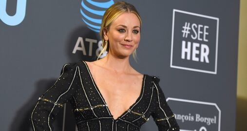 Kaley Cuoco deslumbra con vestido backless en los Critics' Choice Awards