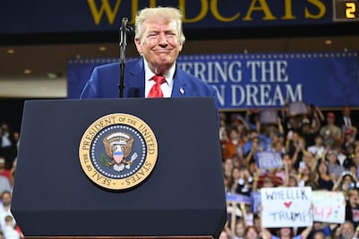 "Estoy aquí para anunciar mi candidatura": Trump bromea con volver a competir en 2028