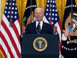 Biden critica a México por no acoger a familias migrantes que deporta