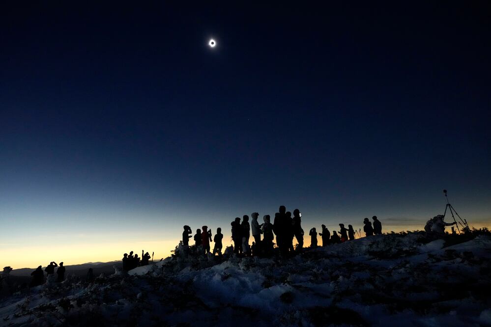 Millones de mexicanos presencian el histórico eclipse solar total. (AP Photo/Robert F. Bukaty)
