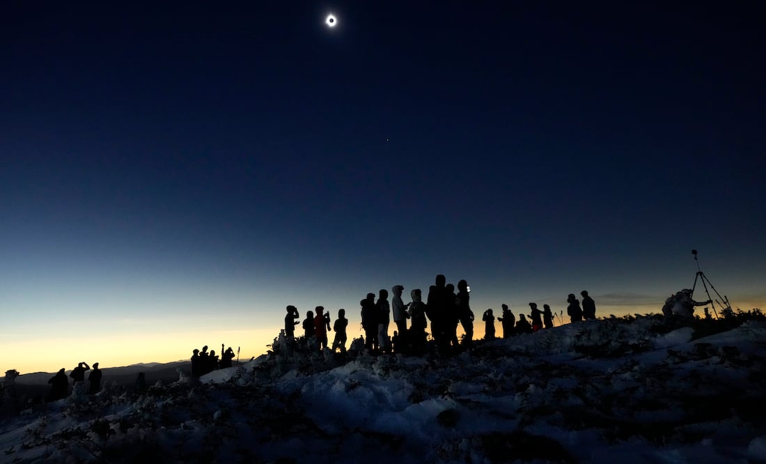 Millones de mexicanos presencian el histórico eclipse solar total. (AP Photo/Robert F. Bukaty)