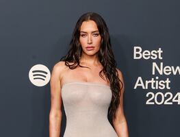 Anastasia Karanikolaou muestra diminuto bikini verde frente a la playa en México