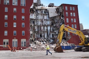 Buscan a 5 personas desaparecidas en edificio colapsado en Iowa