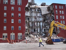 Buscan a 5 personas desaparecidas en edificio colapsado en Iowa