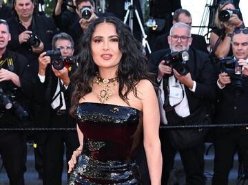 Salma Hayek se lleva las miradas con ajustado vestido de lentejuelas en Cannes