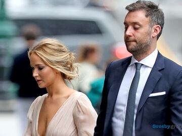 Jennifer Lawrence luce escote de infarto en su fiesta de compromiso