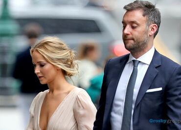 Jennifer Lawrence luce escote de infarto en su fiesta de compromiso