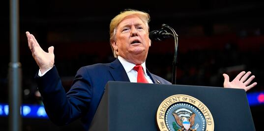 El 'muro invisible' de Trump que limita la contratación  de extranjeros 