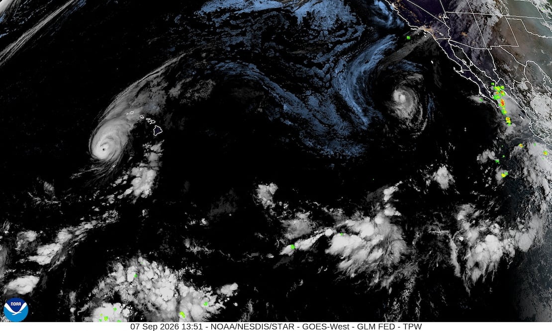 Huracán Lowell amenaza Hawái: activan alerta para Kauai y Niihau por fuertes vientos e inundaciones. (Photo by Handout / NOAA / AFP)