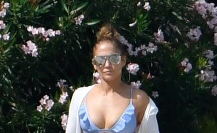 Jennifer Lopez luce su silueta tonificada con traje de baño