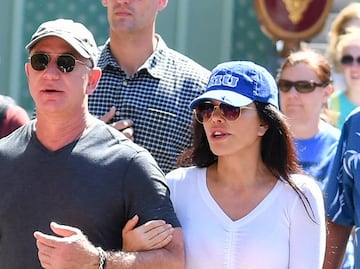 Novia de Jeff Bezos presume cintura diminuta durante visita a Disneyland
