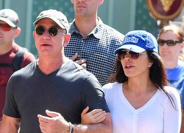 Novia de Jeff Bezos presume cintura diminuta durante visita a Disneyland
