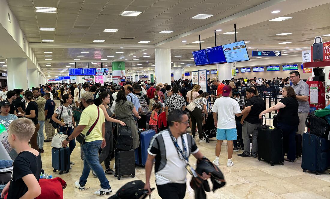 ¿Viajas pronto? Alertan por enfermedad contagiosa que circula en aeropuertos EFE/ Alex Cruz