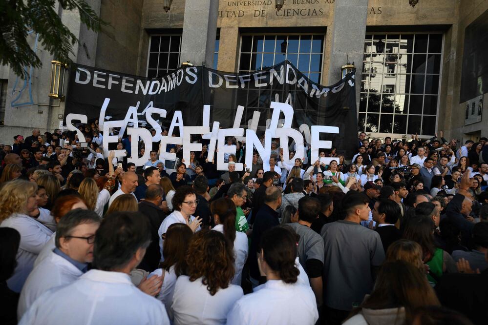 Senadores argentinos se aumentan el sueldo un 170% en medio de la crisis económica (Photo by LUIS ROBAYO / AFP)