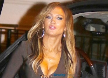 Jennifer Lopez luce curvas de infarto con minivestido