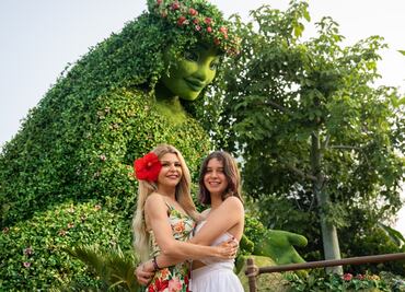 Itatí Cantoral celebra los XV años de su hija en Journey of Water de Disney World