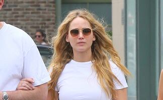 Jennifer Lawrence conquista Nueva York con crop top blanco