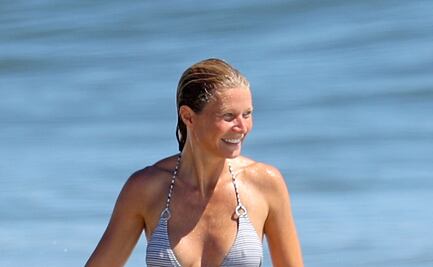 Gwyneth Paltrow luce su figura con diminuto bikini en la playa