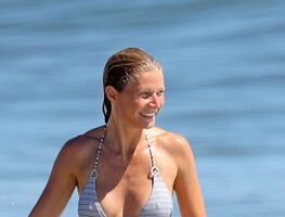 Gwyneth Paltrow luce su figura con diminuto bikini en la playa