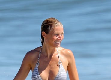 Gwyneth Paltrow luce su figura con diminuto bikini en la playa