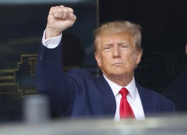 Día histórico en EU. Donald Trump se entrega para que le lean los cargos