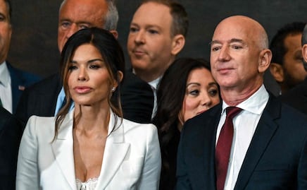 Critican a Lauren Sánchez, novia de Jeff Bezos, por dejar su ropa interior a la vista en investidura de Trump