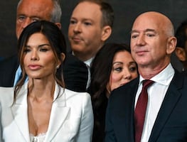 Critican a Lauren Sánchez, novia de Jeff Bezos, por dejar su ropa interior a la vista en investidura de Trump