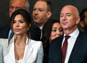Critican a Lauren Sánchez, novia de Jeff Bezos, por dejar su ropa interior a la vista en investidura de Trump