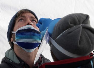 CDC recortan a 5 días cuarentena de contagiados asintomáticos