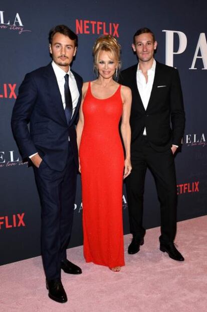 Paris Jackson destila glamour y estilo con vestido slip en estreno de ‘Pamela: A Love Story’