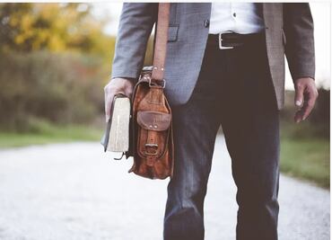 Reinstalan a maestro que se negó a usar pronombres preferidos de alumnos transgénero