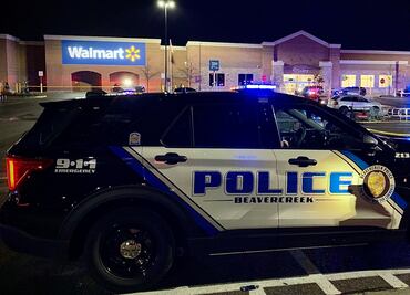 Hombre armado abre fuego en Walmart de Ohio y deja al menos tres personas heridas