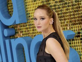 Jennifer Lawrence se une a tendencia de lencería a la vista en premiere en Londres