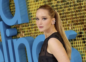 Jennifer Lawrence se une a tendencia de lencería a la vista en premiere en Londres